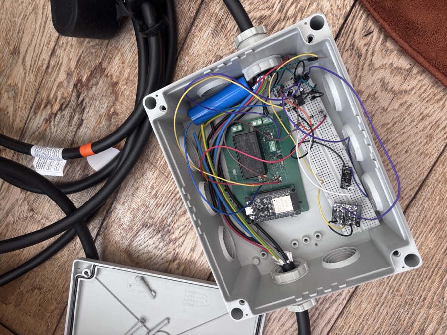 Binnenin de Medon-prototype-behuizing, inline bedraad