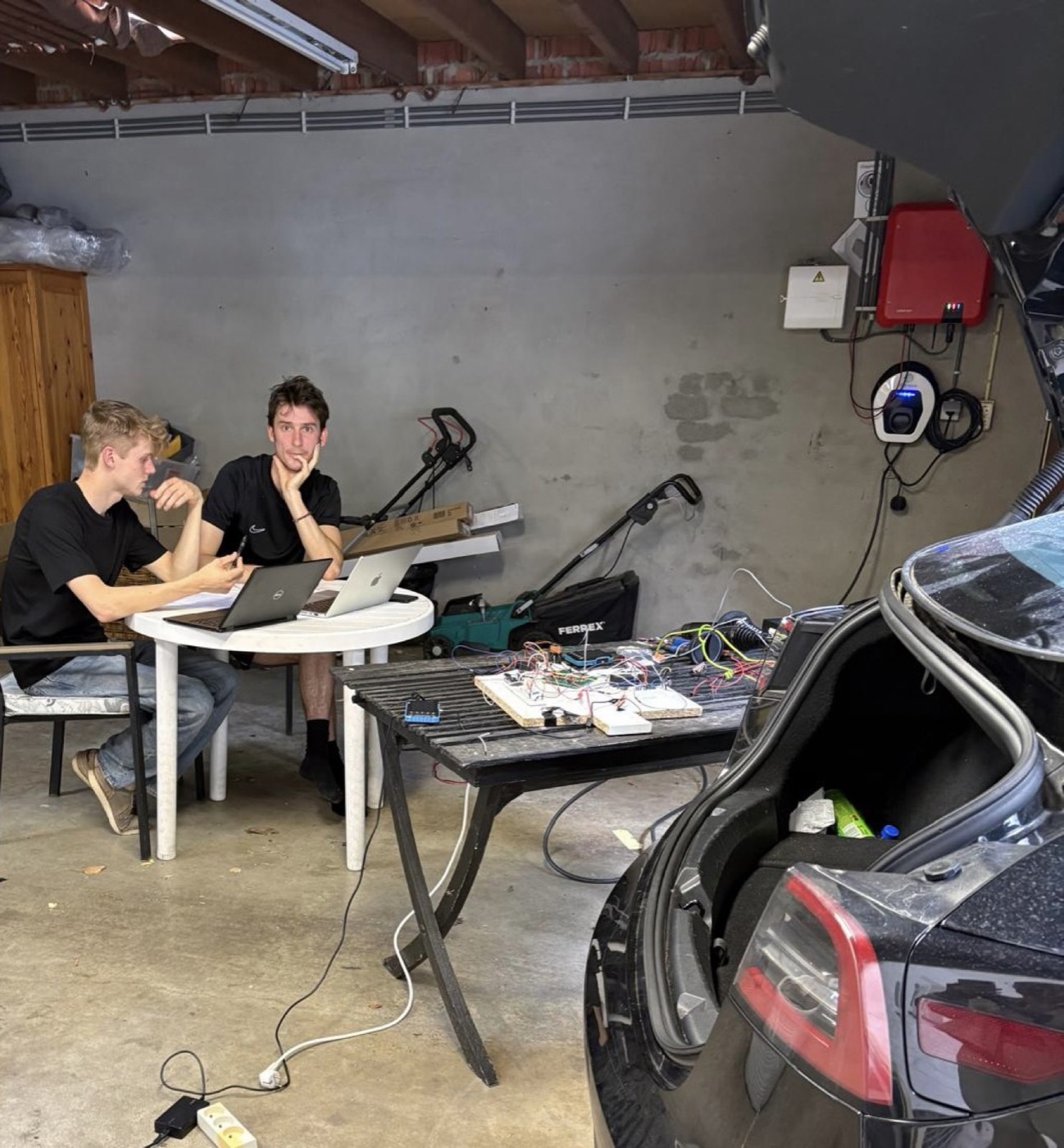 Het Medon-team test het prototype inline op een echte laadpaal en auto